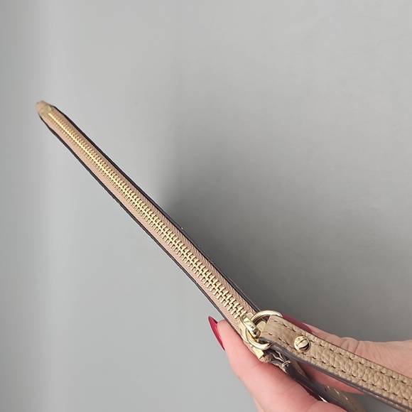 Michael Kors Bags Michael Kors Jet Set Travel XL Clutch - Picture 3 of 15